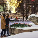 В Москве арестовали трех человек, пришедших возложить цветы в память о Навальном*