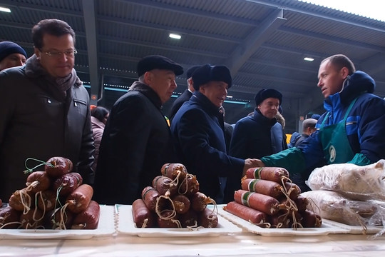 Рустам Минниханов и Ильсур Метшин посетили ярмарку сельхозпродукции в агропромпарке «Казань»