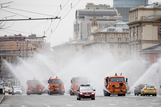 Отмывание коронавируса: как дезинфицируют улицы Москвы