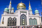 Десятки тысяч мусульман празднуют Курбан-байрам в Москве – фото