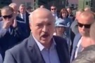 Лукашенко подошел к рабочему, который предложил ему «застрелиться»: «Опусти телефон!»