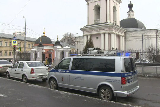 Неизвестный напал с ножом на прихожан в московском храме