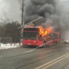 В центре Казани загорелся автобус – огонь распространился на весь салон