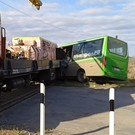 В Альметьевске пассажирский автобус столкнулся с локомотивом