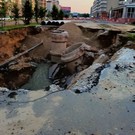 На Дубравной в Казани образовалась дыра в асфальте (фото)