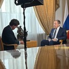 Такер Карлсон прилетел в Москву – он анонсировал «захватывающее интервью» с Лавровым 