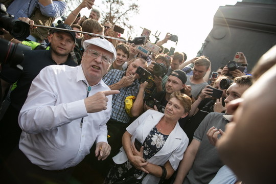Жириновский поругался с протестующим на акции против пенсионной реформы в Москве
