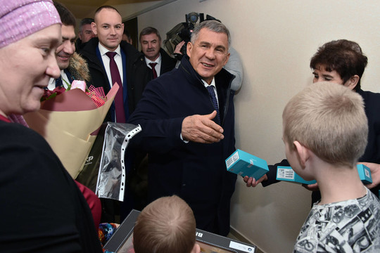 Минниханов приехал на новоселье к многодетной семье из Кукмора