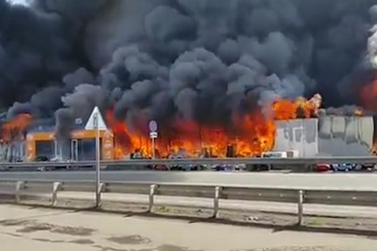 Под Пятигорском загорелся строительный магазин, площадь пожара – 2,4 тыс. кв. метров