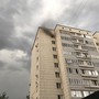 В Казани горит квартира в жилом доме – машины во дворе мешают проезду пожарных