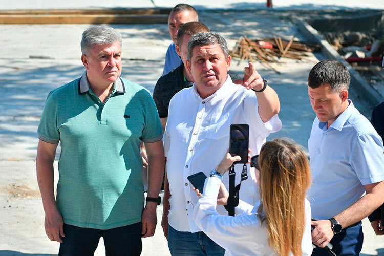 Магдеев посетил стройку театра «Мастеровые» и показал обновленное здание ДДН «Родник»