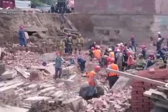 В Новосибирске обрушилось строящееся здание – под завалами могут быть 12 человек