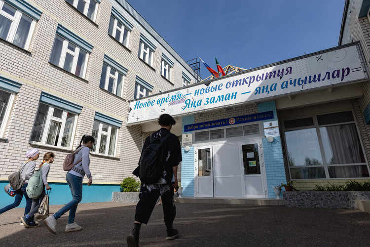 В соседней школе, куда перевели старшеклассников гимназии №175, усилили охрану за счет Росгвардии