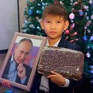 Просивший акции «Газпрома» школьник из Киргизии получил тульский пряник и портрет Путина