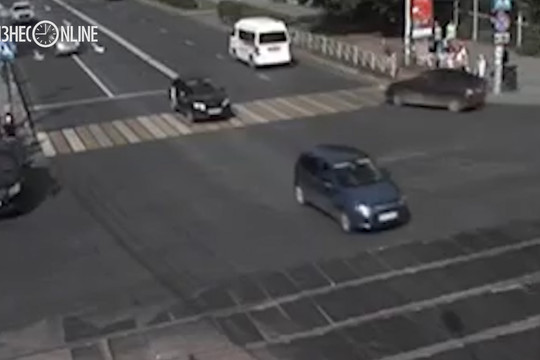 Автомобиль без водителя въехал в толпу пешеходов в Перми