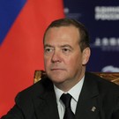 Медведев по случаю Пасхи пожелал россиянам мира и «полного разгрома врага»