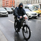 В Москве введут спецномера на электровелосипеды и дорожные сумки курьеров