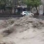 В Краснодарском крае апокалипсис: сильные дожди затопили Туапсе, потоки уносят в море машины и торговые точки