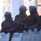 Возле Казанского кремля выставили оцепление: вход охраняет ОМОН со щитами