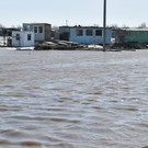 Вода стала просачиваться под насыпной дамбой в поселке под Оренбургом