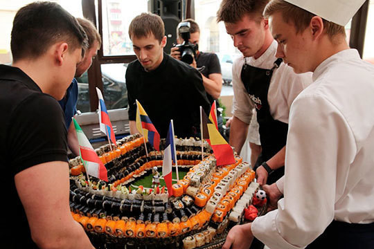 «Рекорд побит!»: ресторан «Якитория» открыл летнюю веранду самым большим стадионом из роллов