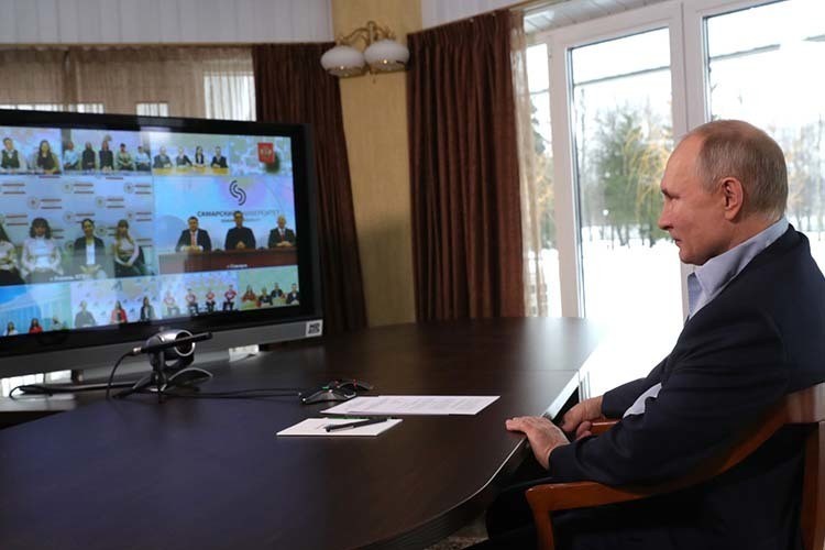 «Это монтаж. Хочется сказать: «Скучно, девочки!»: Путин о «дворце в Геленджике»
