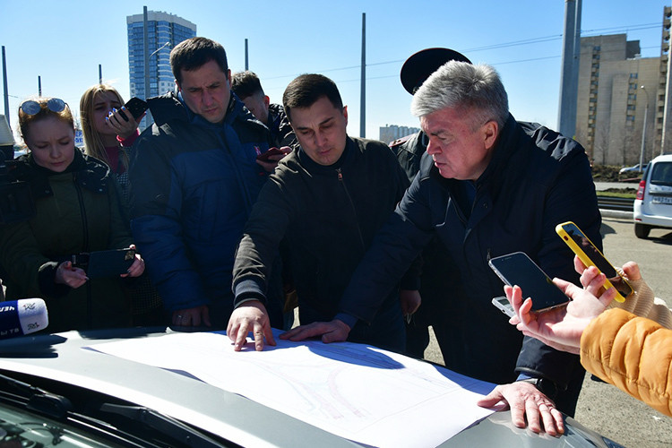 Наиль Магдеев проверил ремонтно-дорожные работы на перекрестке проспектов Дружбы народов и Сююмбике