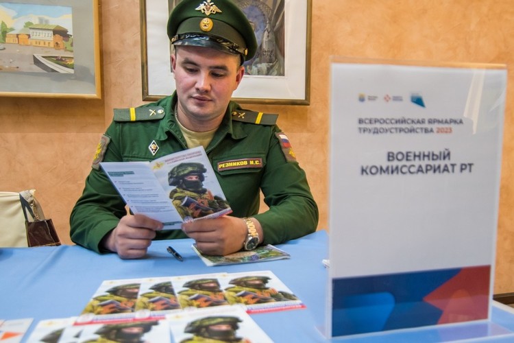 На челнинской ярмарке трудоустройства искали будущих контрактников для СВО