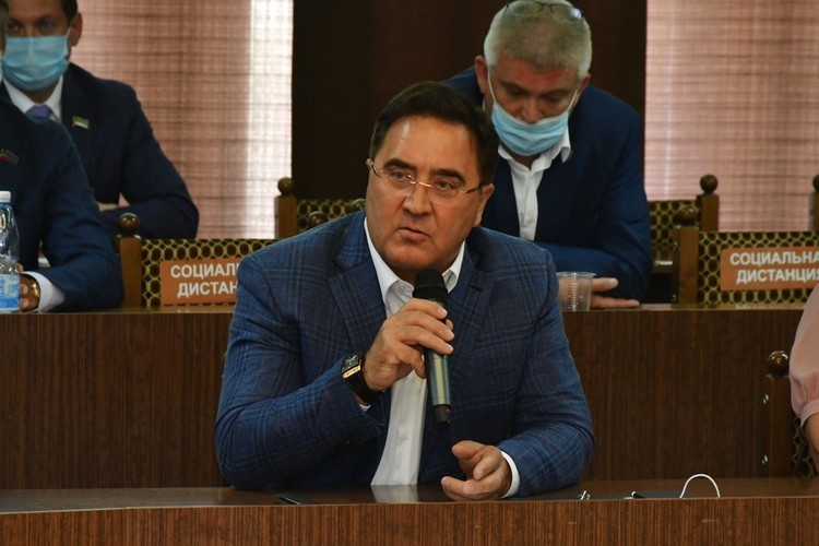 Жара в горсовете Челнов: Гурьева и Фардиев закусились из-за принудительной вакцинации