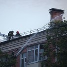 В Казани продолжают тушить пожар в жилом доме на Чехова: фото