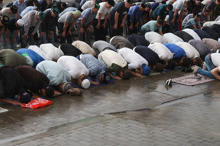В мечети Аль-Марджани праздничный намаз Курбан-байрама совершили под дождем на открытом воздухе