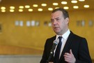 Медведев потребовал устранить «банковский роуминг»