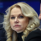 Голикова рассказала, когда россиянам можно будет снять маски