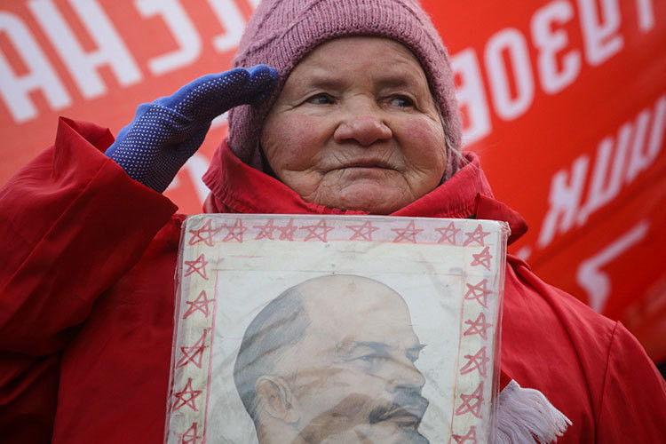 Члены КПРФ возложили цветы к Мавзолею Ленина в Москве