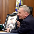 Глава «Роскосмоса» подарил Путину портрет Юрия Гагарина с голубем в руках