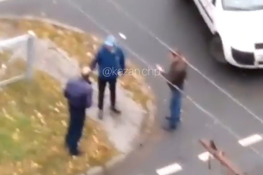 В Казани водитель скорой разнял драку на дороге