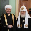 Равиль Гайнутдин наградил патриарха Московского и всея Руси Кирилла высшей наградой мусульман России