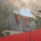 У ДЦ на Восстания полностью выгорела мансарда – на месте работают 82 пожарных (видео)