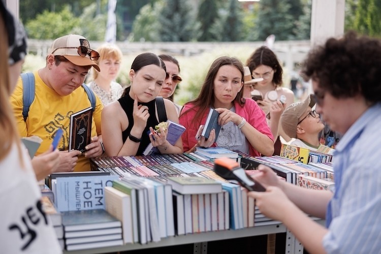 Более 100 издательств представили свои новинки и бестселлеры на летнем фестивале «Смены»