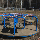 В Татарстане подростки раскрутили карусель электросамокатом и на скорости вылетели из нее