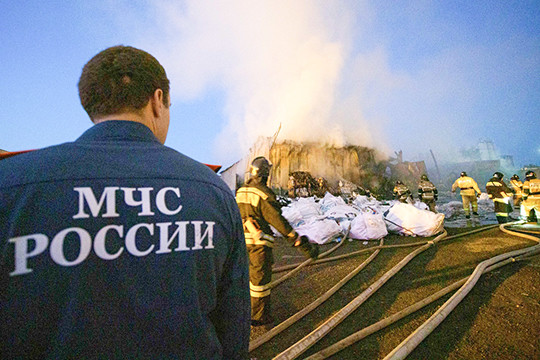 Пламя тушили даже с поезда: пожар у нефтебазы в Отарах