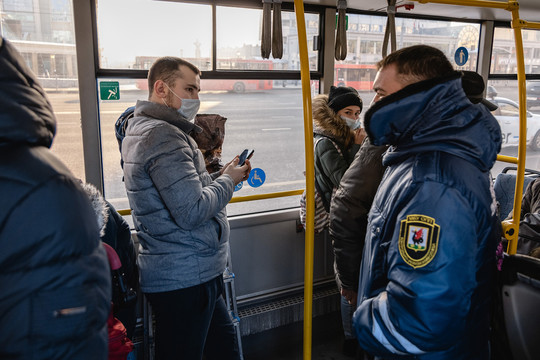 В Казани продолжают ловить «безмасочников» в транспорте