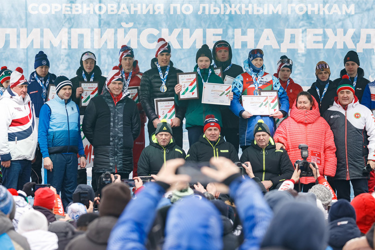 Новый лыжно-биатлонный комплекс в Мирном собрал суперзвезд лыжных гонок