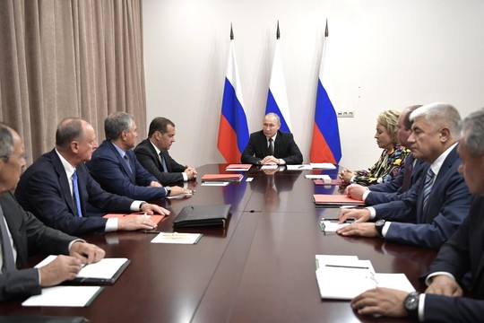 Путин присвоил звания Героев России летчикам, посадившим А321 на кукурузное поле