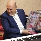 Мишустин подарил девочке из Твери синтезатор и сыграл на нем