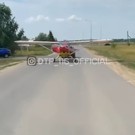 В Лаишево засняли автомобилиста, буксировавшего самолет