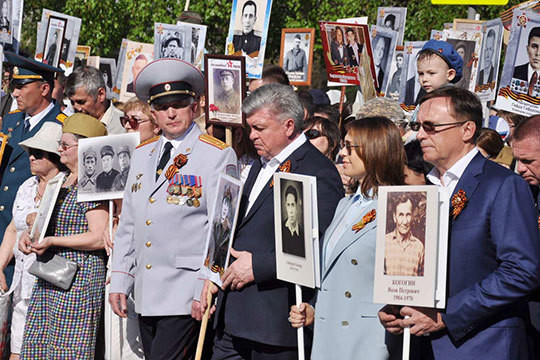 Колонну «Бессмертного полка» в автограде возглавили Наиль Магдеев и чета Когогиных