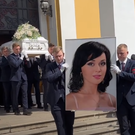 Заворотнюк проводили в последний путь аплодисментами