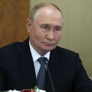 Путин в компании Сечина осмотрел участок под новую верфь в Приморье и поднялся на борт корвета «Резкий»