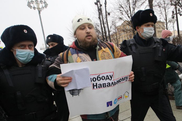 Митинги за Навального: в Казани массовые задержания, группа протестующих дошла до площади Свободы